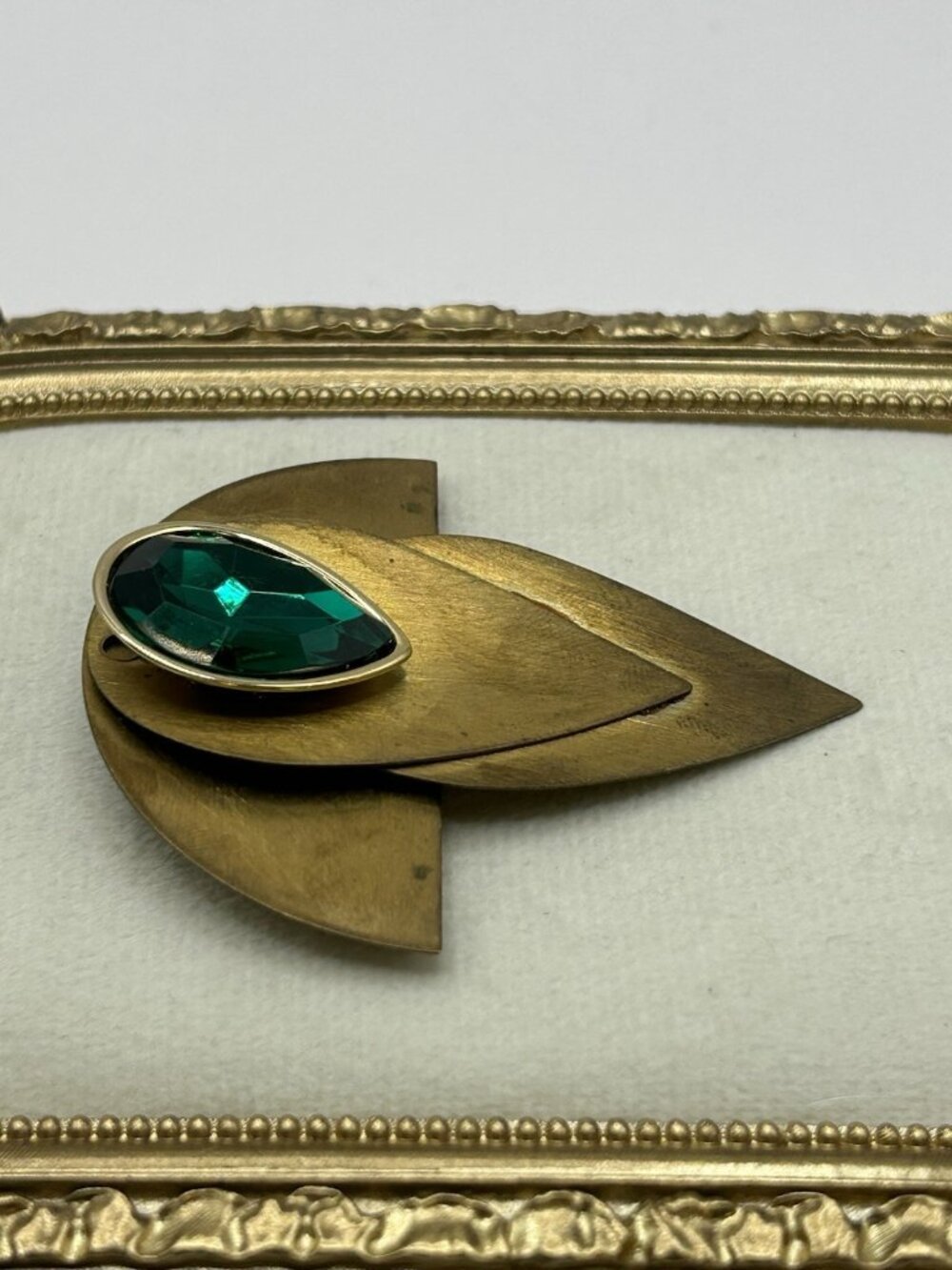 Vintage Art Deco Style Gold Tone Brooch Green Rhinestone Geometric Pin Traitors - Picture 4 of 9